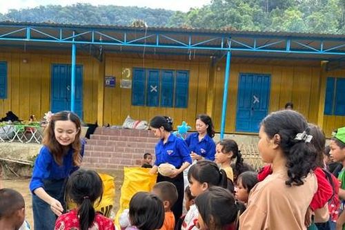 Áo xanh xứ Quảng băng rừng vượt suối xây cầu dân sinh, nấu ăn cho trẻ vùng cao