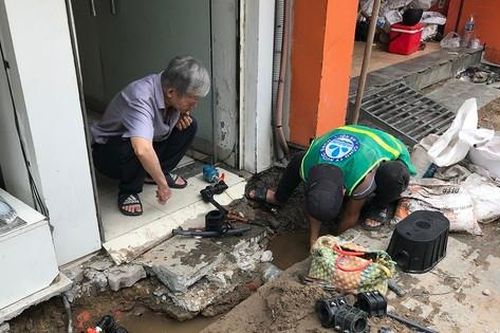 Cày xới, đục nát vỉa hè ở Hà Nội: Mới lát xong, nhưng quận nói 'đào hè là không tránh khỏi'