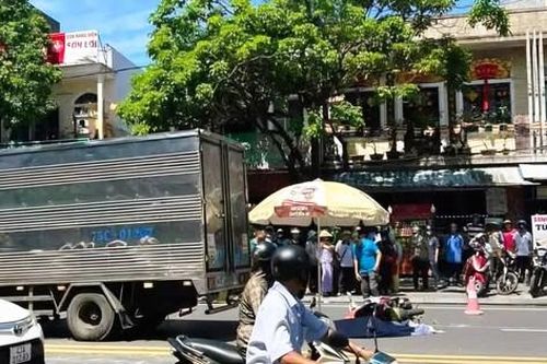 Ô tô tải va chạm với xe máy cùng chiều ở TP Huế, một phụ nữ tử vong