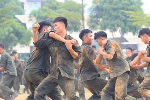 Chiến sỹ nghĩa vụ biểu diễn võ thuật trong ngày bế giảng lớp huấn luyện