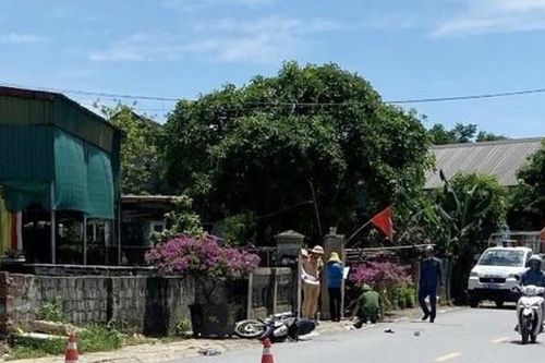 Xe máy chở 3 tông vào cổng nhà dân, một nam sinh tử vong