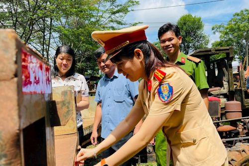 Phổ biến Luật Giao thông đường bộ và gắn phản quang cho xe công nông của người dân