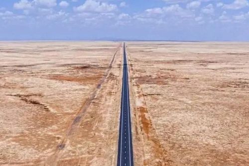 Đường thẳng 240km dài nhất thế giới, xuyên qua sa mạc không một khúc cua