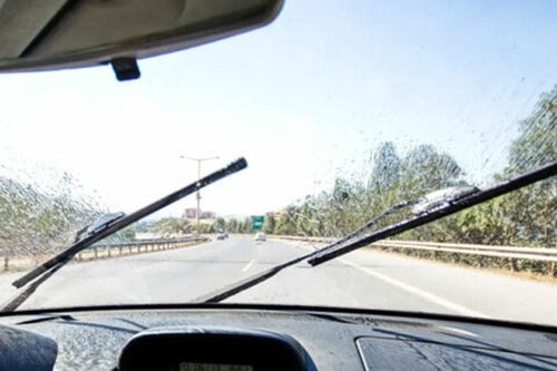 Cách xử lý khi cần gạt mưa của xe hoạt động không chịu dừng?