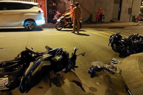 Nữ tài xế taxi công nghệ tông nhiều xe máy ở trung tâm TPHCM