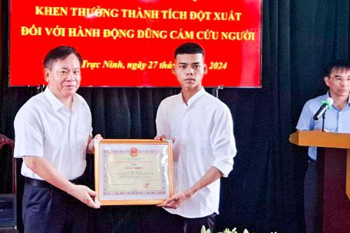 Vụ cháy ở Trung Kính: Tặng bằng khen cho 2 'người hùng' đập tường cứu nạn nhân