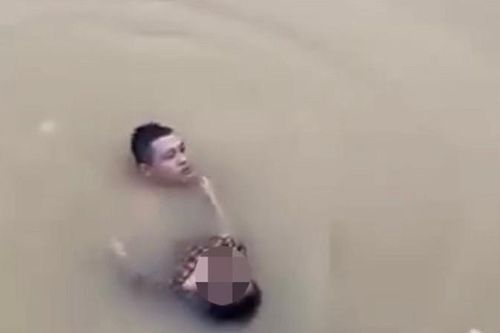 Nghe tiếng tri hô, nam thanh niên Quảng Trị vứt chổi lao xuống sông cứu bé gái