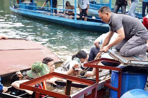 Lật cầu phao làm 20 khách du lịch rơi xuống hồ Ba Bể