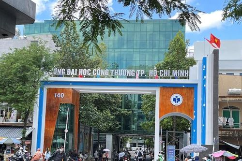 Một trường đại học ở TP HCM phát hiện hàng loạt sinh viên học hộ, thi hộ