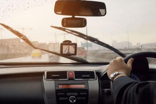 Cách xử lý khi cần gạt mưa của xe hoạt động không chịu dừng?