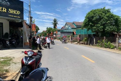 Hà Tĩnh: 3 học sinh chở nhau trên xe máy lao vào cổng nhà dân, 1 em tử vong