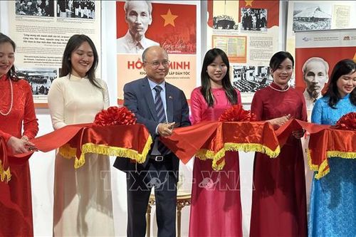 Khai mạc triển lãm 'Hồ Chí Minh - Khát vọng độc lập dân tộc' tại Pháp