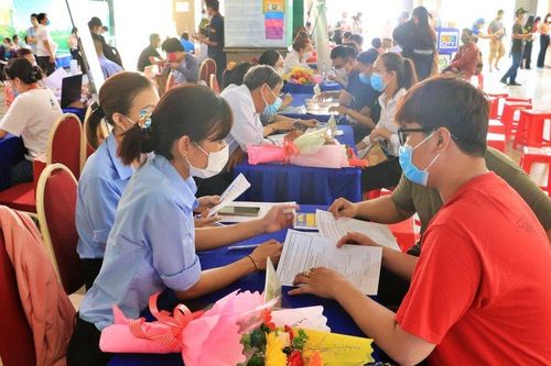 Tp.HCM: Doanh nghiệp 'đỏ mắt' tìm người lao động