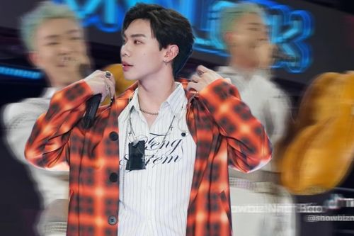 ERIK xuất hiện với diện mạo mới toanh, được fan tặng bánh mì 'siêu to khổng lồ'