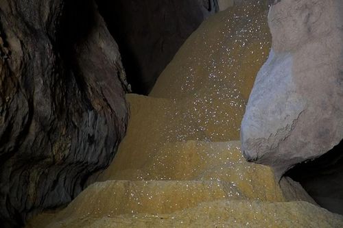 Động Vân Tiên ở Quảng Trị đẹp kỳ bí với nhiều khối thạch nhũ vàng óng