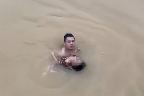 Nam thanh niên lao xuống dòng nước xiết cứu sống bé gái bị đuối nước