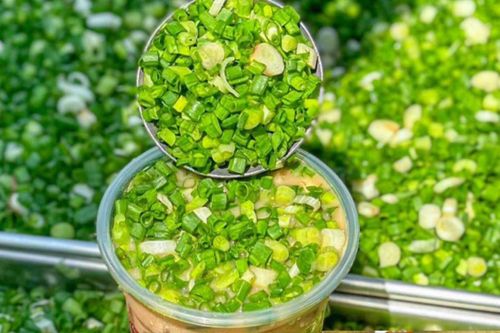 Trà sữa hành lá thống trị top trend ăn uống, mạng xã hội Việt sôi động với loạt món khó đỡ