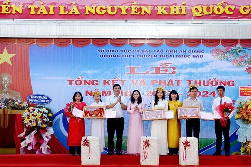 Trường THPT Chuyên Thoại Ngọc Hầu tổng kết và phát thưởng năm học 2023 - 2024