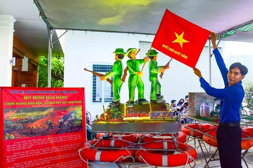 Trao giải Hội thi Thả đèn hoa đăng chào mừng Lễ hội Vía Bà Chúa Xứ Núi Sam năm 2024