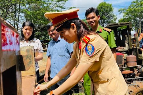 Gắn phản quang xe công nông cho người dân làng Ốp