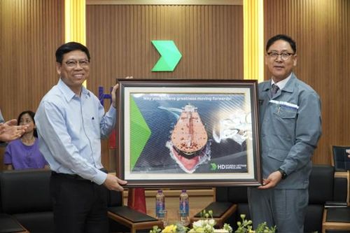 Thứ trưởng Bộ Giao thông vận tải làm việc với các công ty đóng tàu tại Khánh Hòa