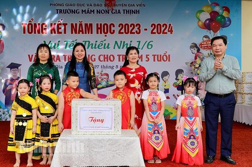 Đồng chí Phó Chủ tịch Thường trực UBND tỉnh tặng quà nhân Ngày quốc tế thiếu nhi (1/6)