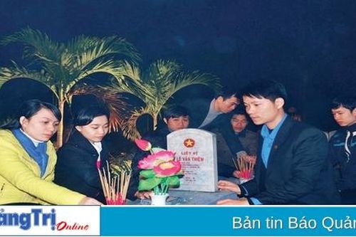 Áo xanh thắp sáng ngọn lửa hồng