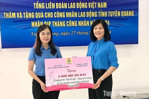 Tặng quà công nhân lao động Tuyên Quang