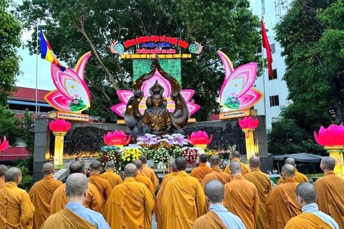 Dâng hương tưởng niệm tại Tượng đài Bồ-tát Thích Quảng Đức (Q.3, TP.HCM)