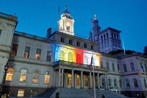Tòa Thị chính New York được chiếu sáng màu cờ Phật giáo nhân dịp Vesak