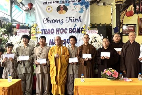 Hội cựu học Tăng tu viện Vĩnh Đức (TP.Thủ Đức) tặng 36 học bổng Quảng Tâm