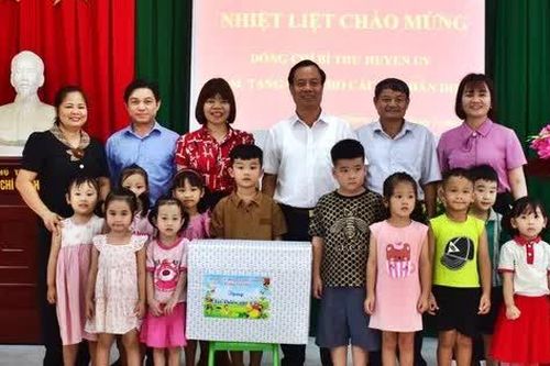 Bắc Giang: Lãnh đạo huyện Tân Yên thăm, tặng quà Tết thiếu nhi