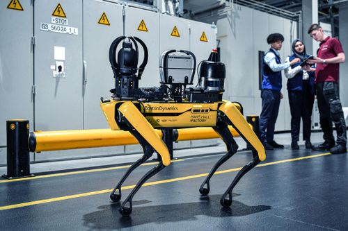 BMW dùng chó robot 'đánh hơi' mối nguy tại nhà máy