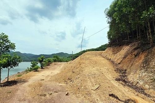 Ngang nhiên san ủi đất mở đường trái phép, hồ thủy lợi Khe Ngang bị đe dọa