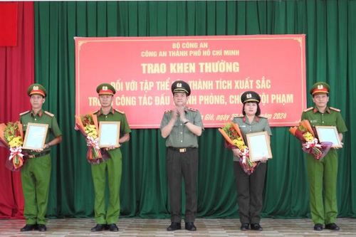 Khen thưởng các tập thể phá vụ án thi thể cô gái giấu trong vali ở Vũng Tàu