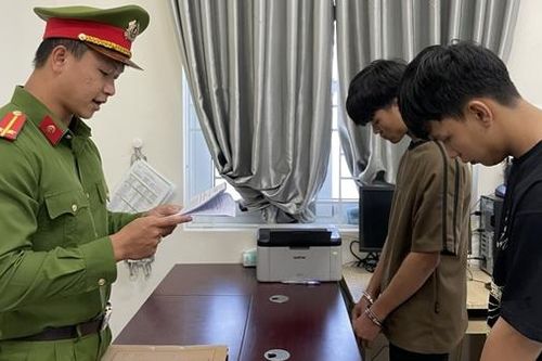 Truy bắt hai tên cướp 'nhí' giật tài sản phụ nữ đi đường