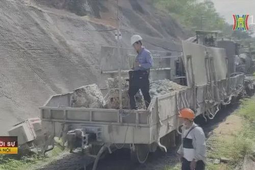 Hầm đường sắt Chí Thạnh tiếp tục sạt lở, chưa thể thông tàu