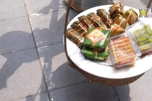 Những gánh hàng rong đủ thức quà vặt Hà thành