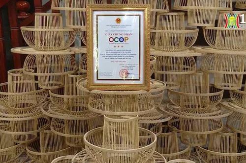 Độc đáo đèn nan tre hình hoa sen | Mỗi xã một sản phẩm | 27/05/2024