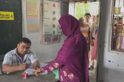 Dân Ấn Độ đi bầu cử dưới cái nắng 47 độ C