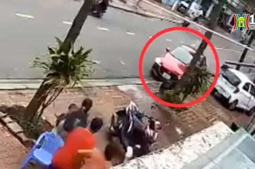 Ô tô mất lái, lấn làn tông thẳng vào xe máy