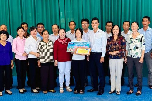 Trao học bổng Gương sáng hiếu học cho em Hồ Thúy Ngân