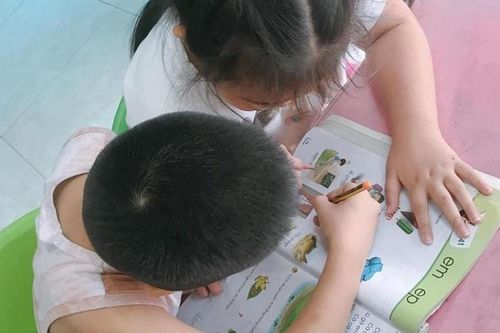 Cha mẹ mắc sai lầm nghiêm trọng khi ép con học lớp 'tiền tiểu học'