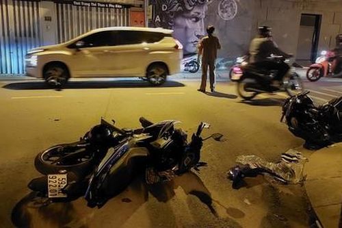 Nữ tài xế lái taxi công nghệ tông hàng loạt xe máy, nhiều người bị thương