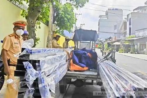 TPHCM: Muôn kiểu chở hàng cồng kềnh gây nguy hiểm cho giao thông