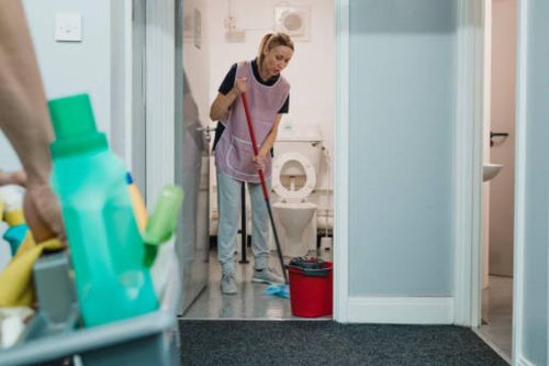 Vì sao nhà vệ sinh thường bốc mùi vào mùa mưa?