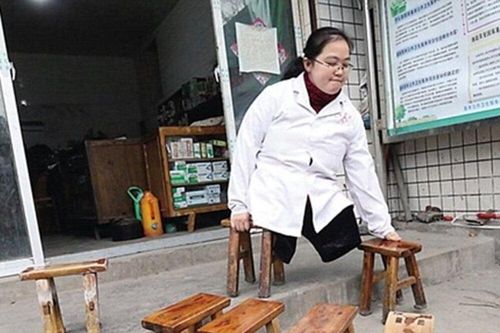 Cảm động tấm lòng bác sĩ cụt chân chữa bệnh cho cả làng