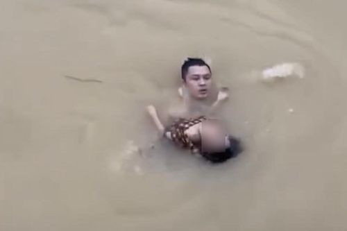 Người đàn ông lao xuống sông cứu cháu bé bị đuối nước ở Quảng Trị