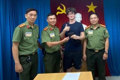 Du khách Ukraine xúc động nhận lại tài sản từ Công an cửa khẩu Tân Sơn Nhất