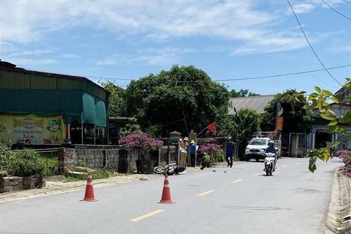 Xe máy chở 3 đâm vào cổng nhà dân, 1 học sinh tử vong